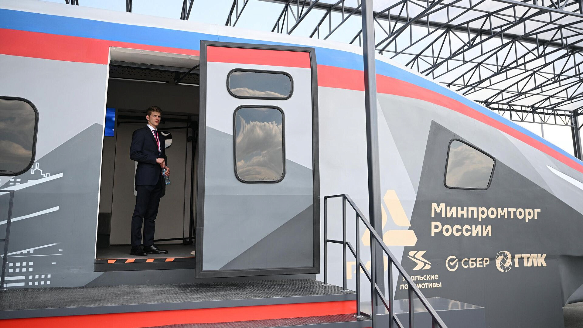 Савельев рассказал о числе поездов на ВСМ Москва — Петербург