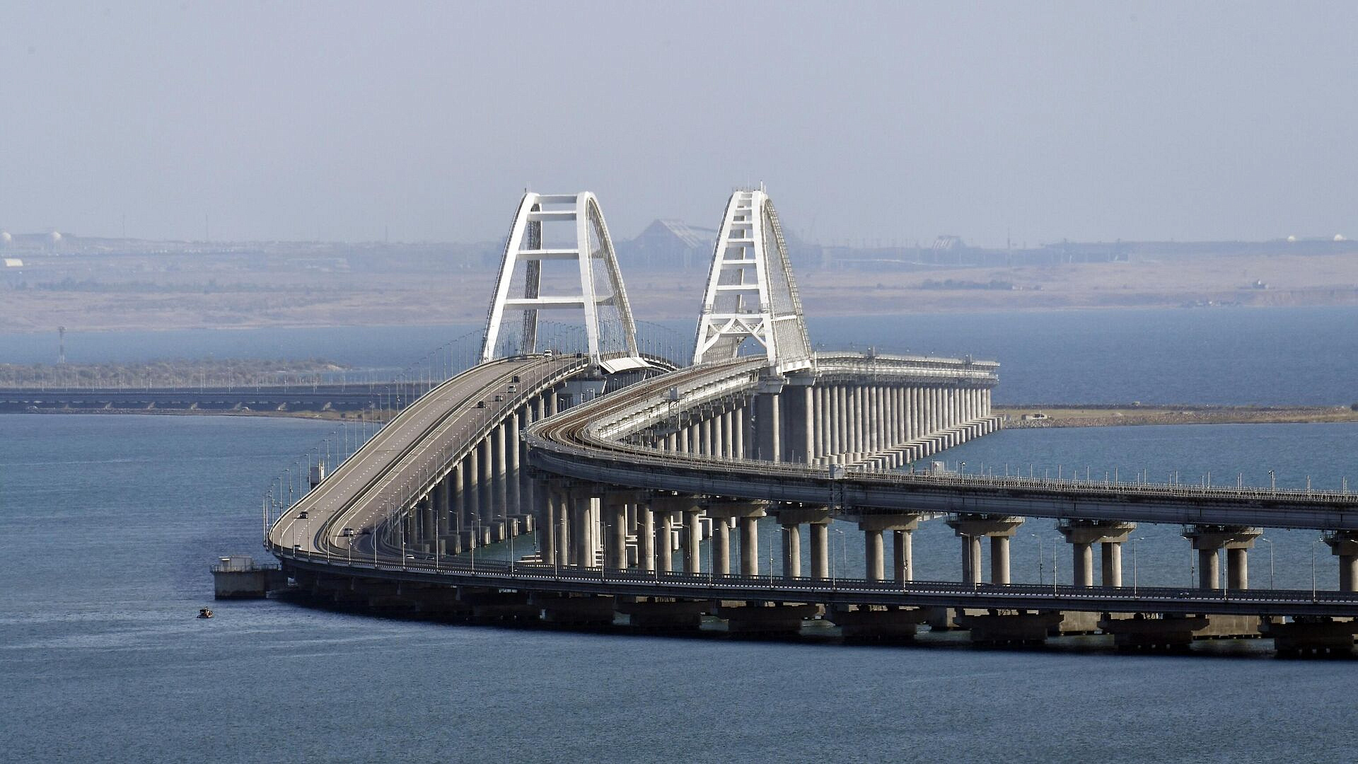 На Крымском мосту перекрыли движение автотранспорта