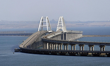 На Крымском мосту перекрыли движение автотранспорта