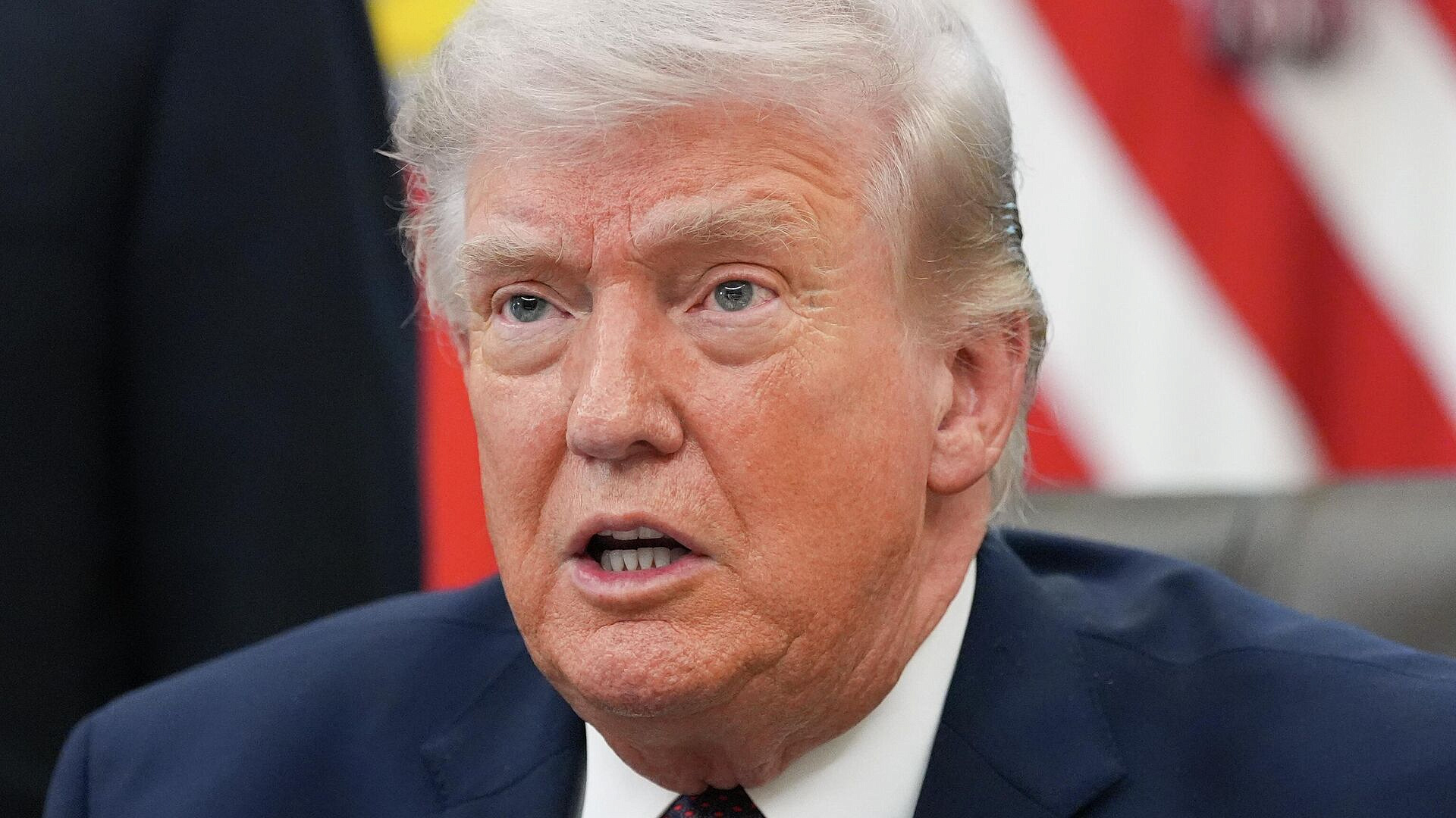 План строительства бального зала в Белом доме одобрен, заявил Трамп