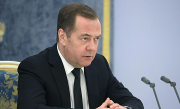 Медведев раскритиковал YandexGPT за уход от ответов про Бандеру