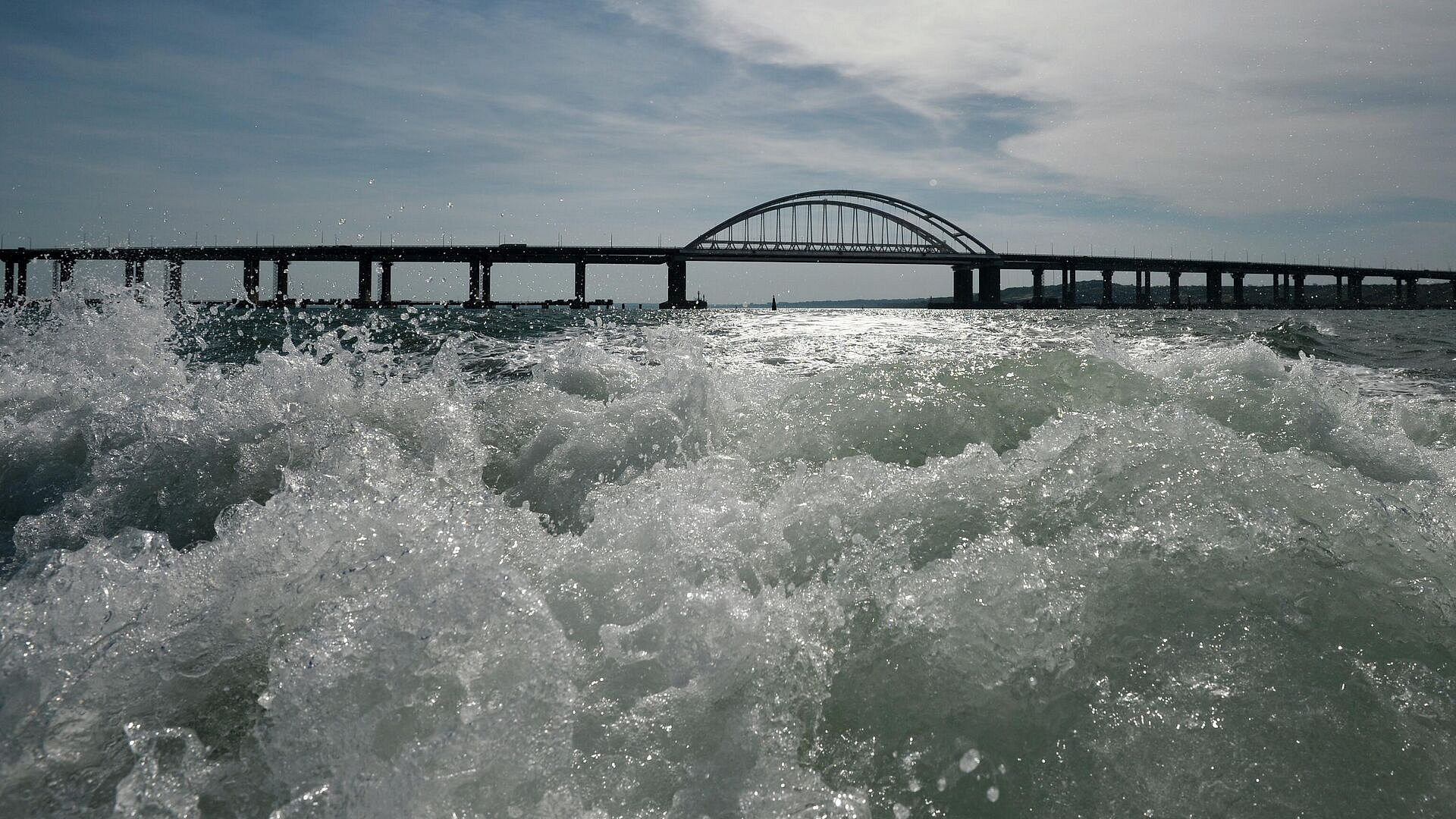 По Крымскому мосту возобновили движение