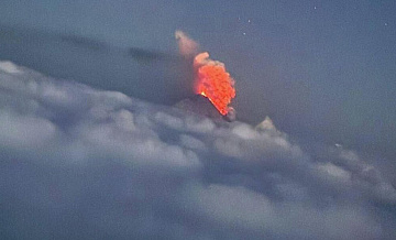 На Камчатке вулкан Ключевской еще раз выбросил пепел