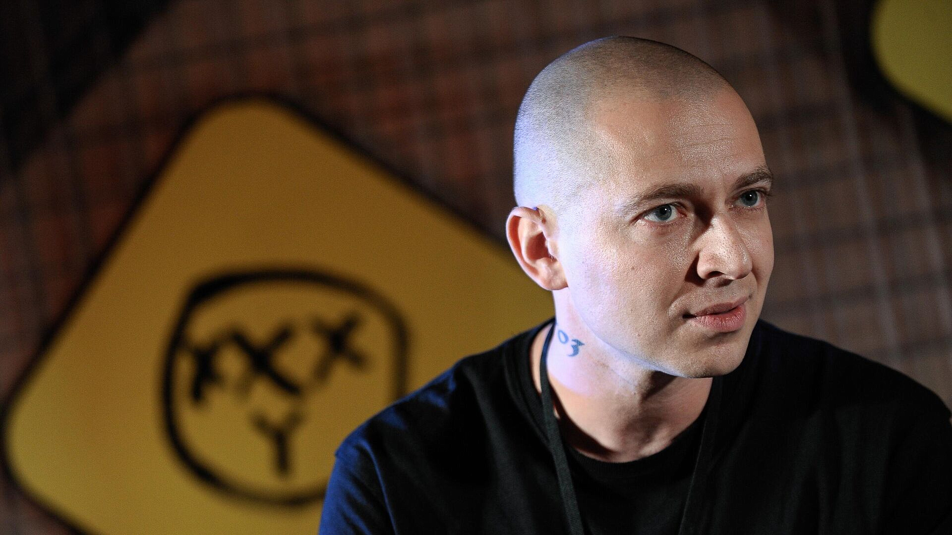 Рэпера Oxxxymiron* объявили в розыск в России