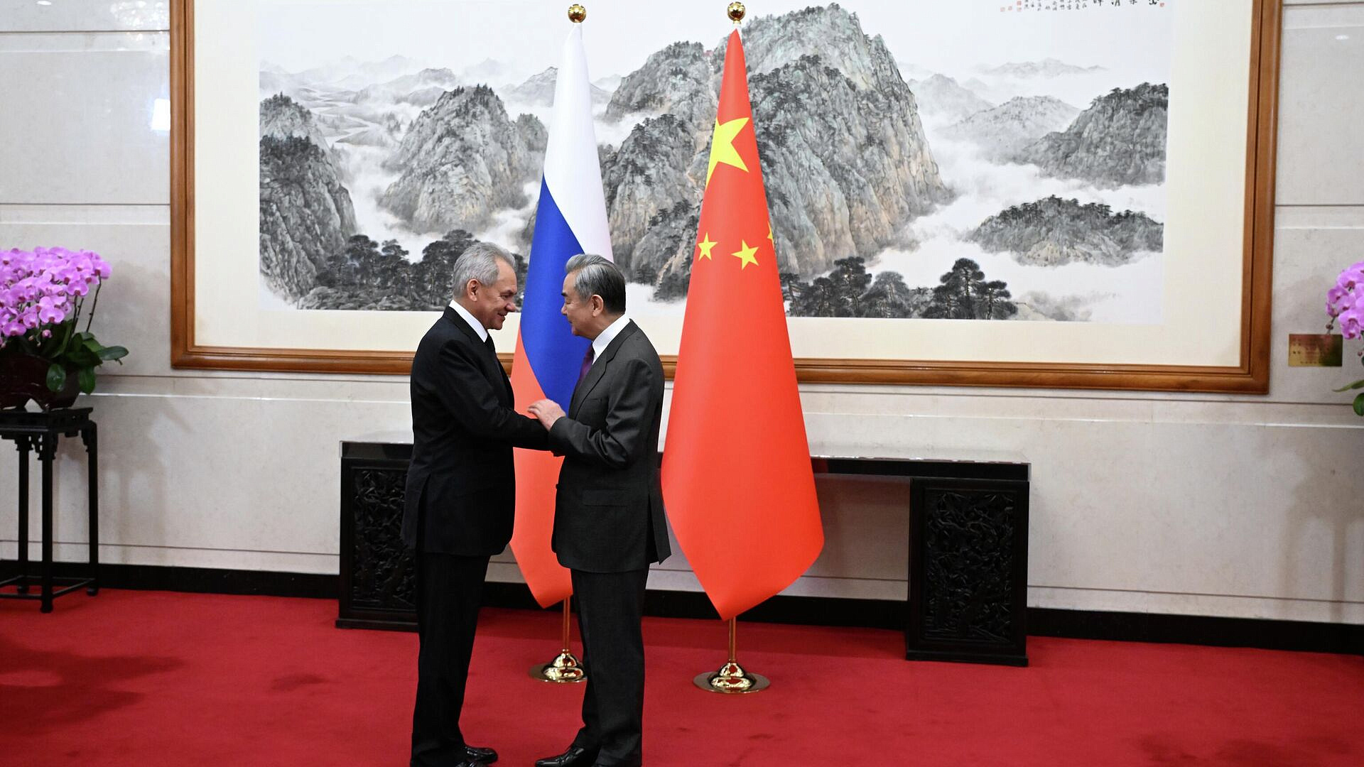 Путин и Си Цзиньпин ведут активный и регулярный диалог, заявил Шойгу