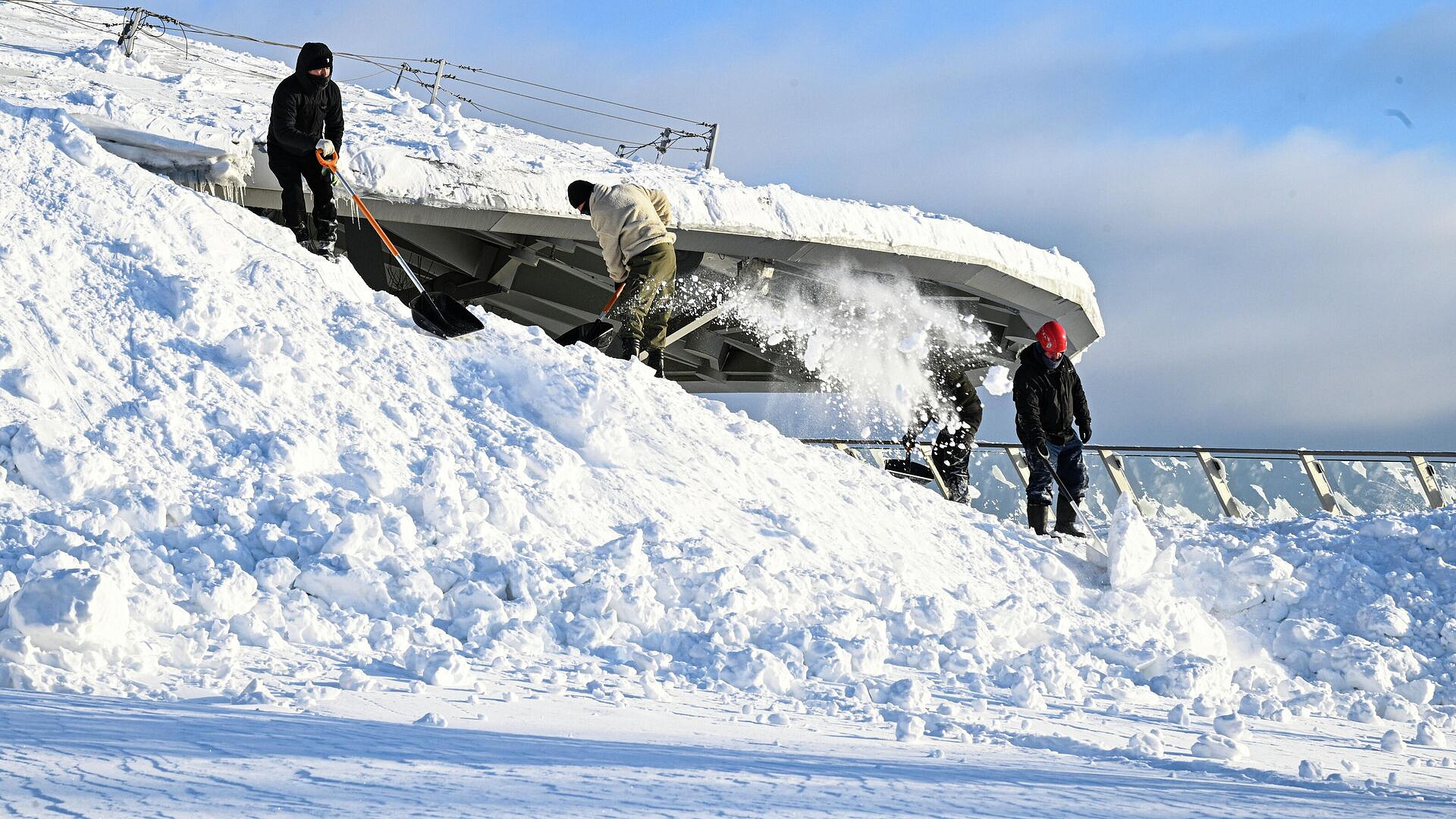 В Москве ликвидируют последствия сильного снегопада
