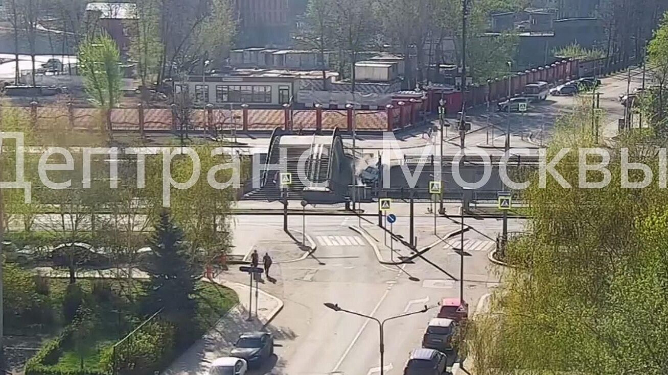 В Москве восстановили движение по набережной, где автомобиль съехал в Яузу В Москве восстановили движение по набережной, где автомобиль съехал в Яузу