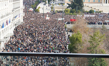Неизвестные спровоцировали беспорядки после митинга в Афинах, сообщили СМИ