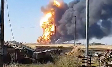 Власти уточнили причину пожара на нефтебазе в Пролетарске
