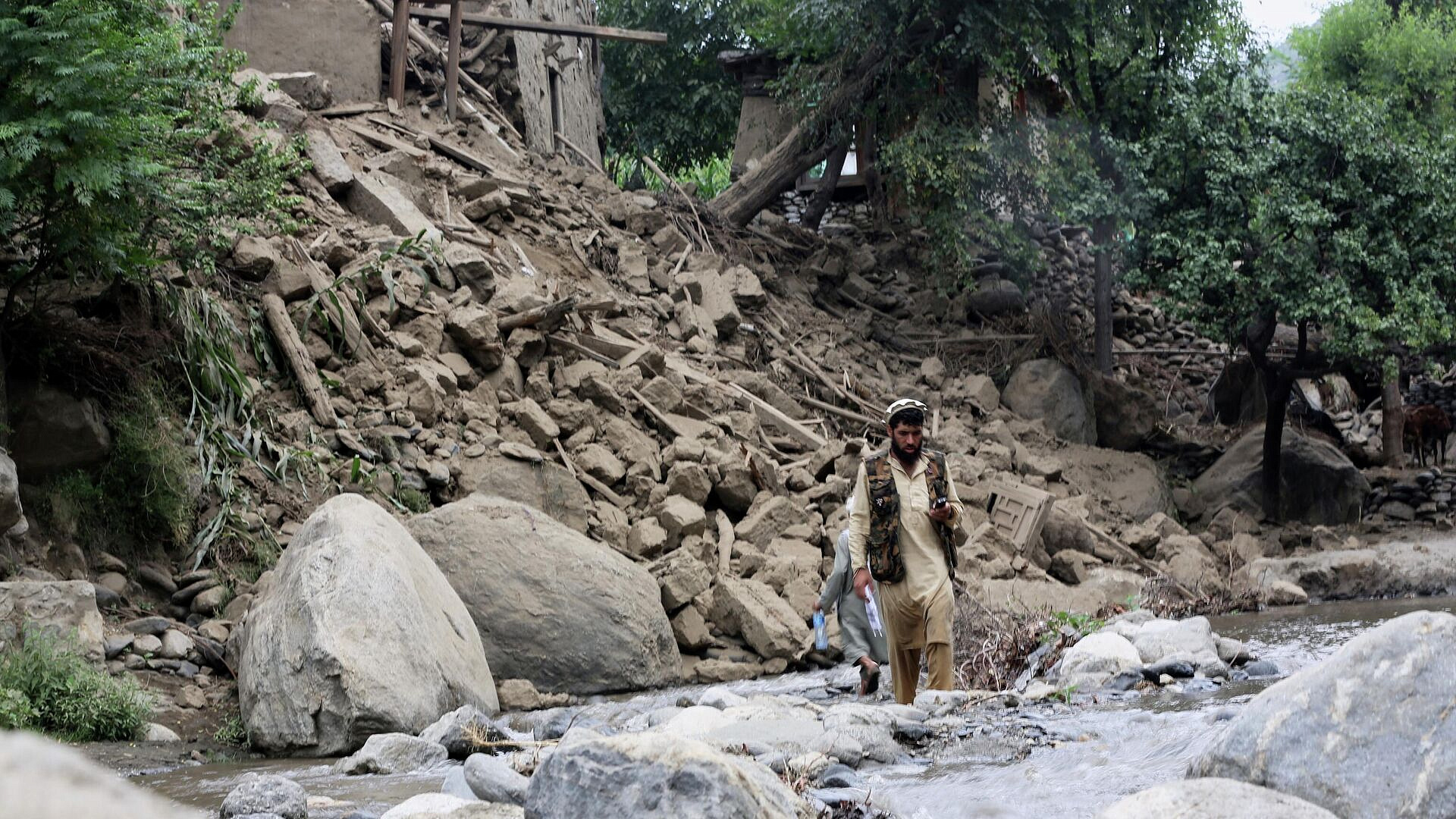 Спасатели не могут добраться до людей под завалами в Афганистане