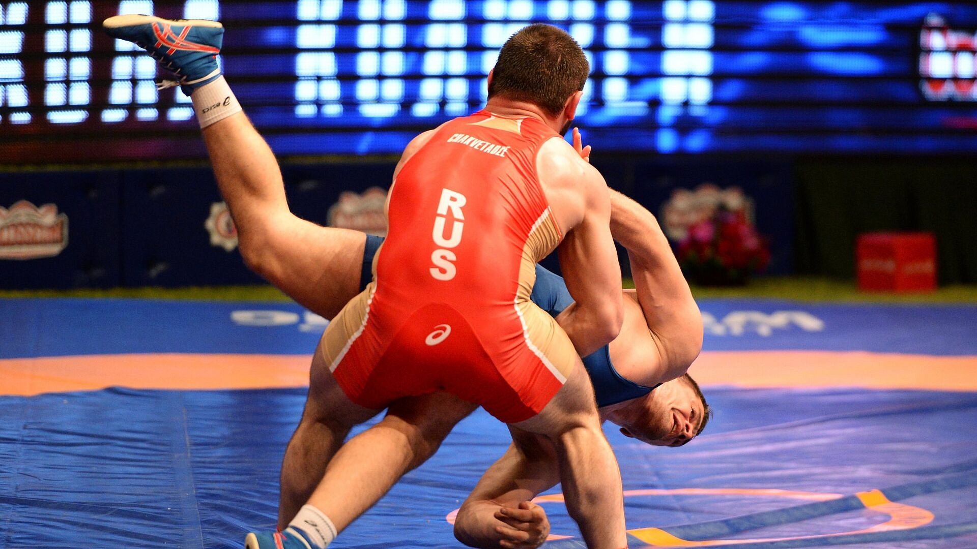 Российские борцы завоевали три золота в пятый день молодежного ЧЕ