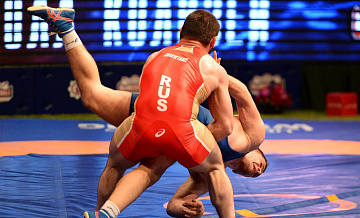 Российские борцы завоевали три золота в пятый день молодежного ЧЕ