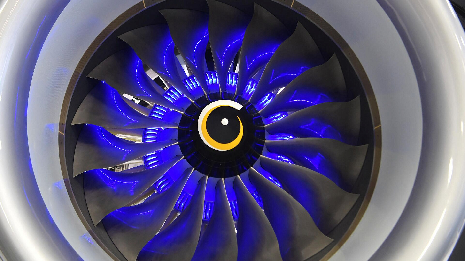 Путин рассказал о хорошем темпе развития авиационного двигателестроения