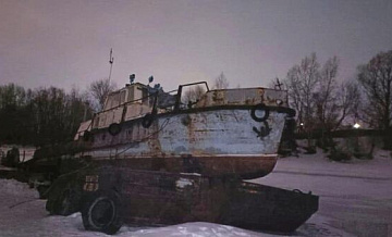 В Новосибирске груженая баржа частично затонула в затоне реки Обь