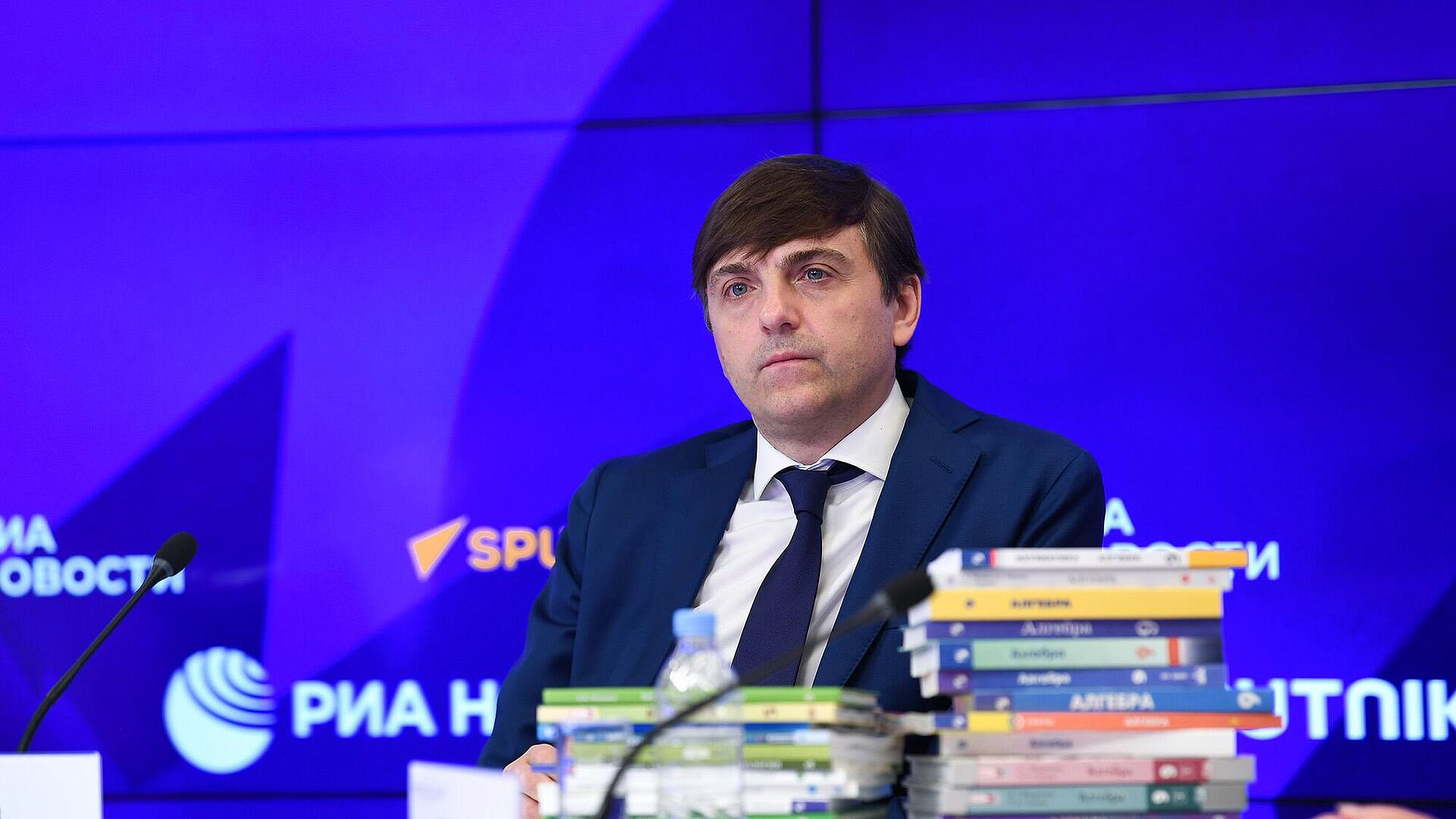 Кравцов заявил о необходимости типовых регламентов работы школ Кравцов заявил о необходимости типовых регламентов работы школ