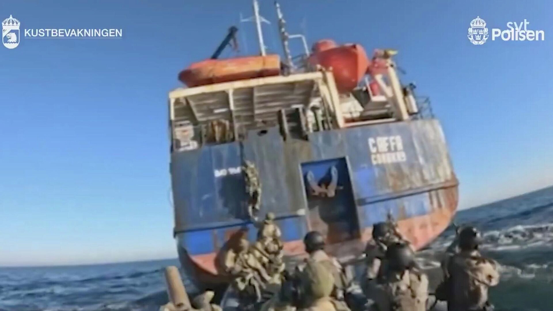 Россия содействует снабжению экипажа задержанного судна, заявил посол