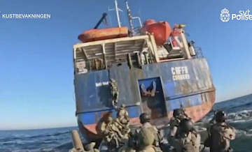 Россия содействует снабжению экипажа задержанного судна, заявил посол