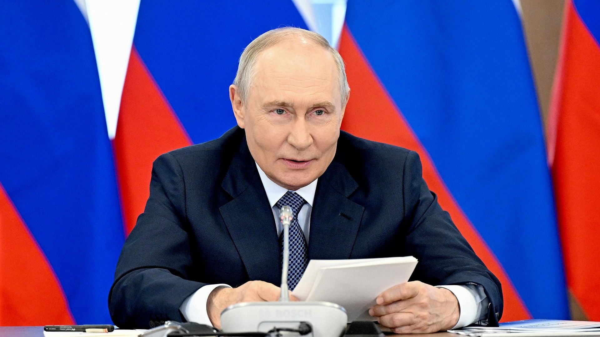 Путин оценил стремление бизнеса поддержать научные центры