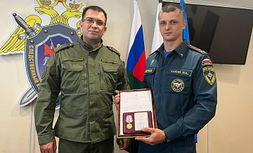 СК наградил сотрудника МЧС из ЛНР за спасение ребенка во время пожара