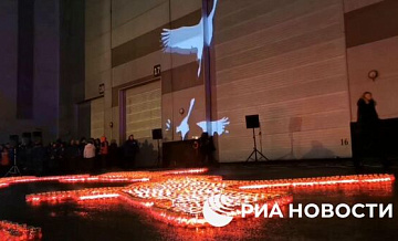 Группа "Пикник" возложила цветы в память о погибших в "Крокусе"