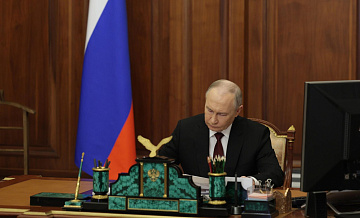 Путин в понедельник работает в Кремле, сообщил Песков