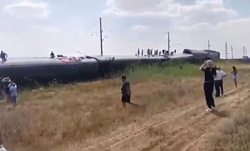 Два вертолета готовятся к вылету на место аварии поезда под Волгоградом
