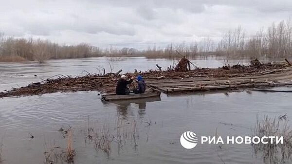 В Курганской области паводком снесло понтонный деревянный мост