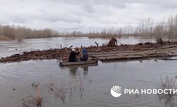В Курганской области паводком снесло понтонный деревянный мост