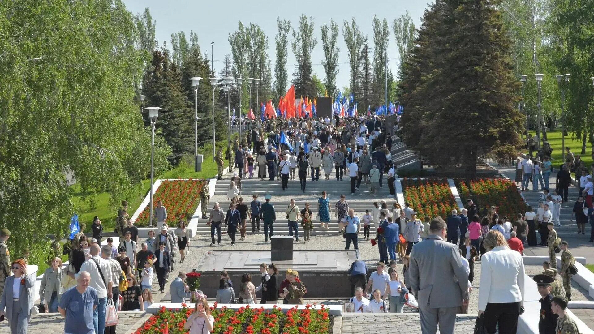 В Саратове в День России подняли государственный флаг и возложили цветы