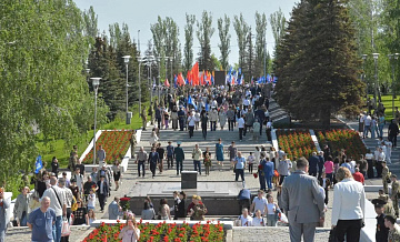 В Саратове в День России подняли государственный флаг и возложили цветы