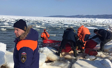 На Сахалине спасают 300 рыбаков, дрейфующих на льдине