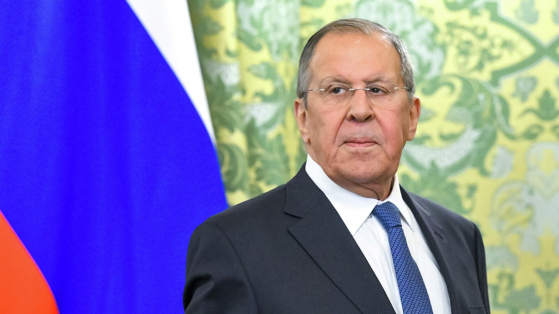 Запад остервенело давит на торговых партнеров России, заявил Лавров