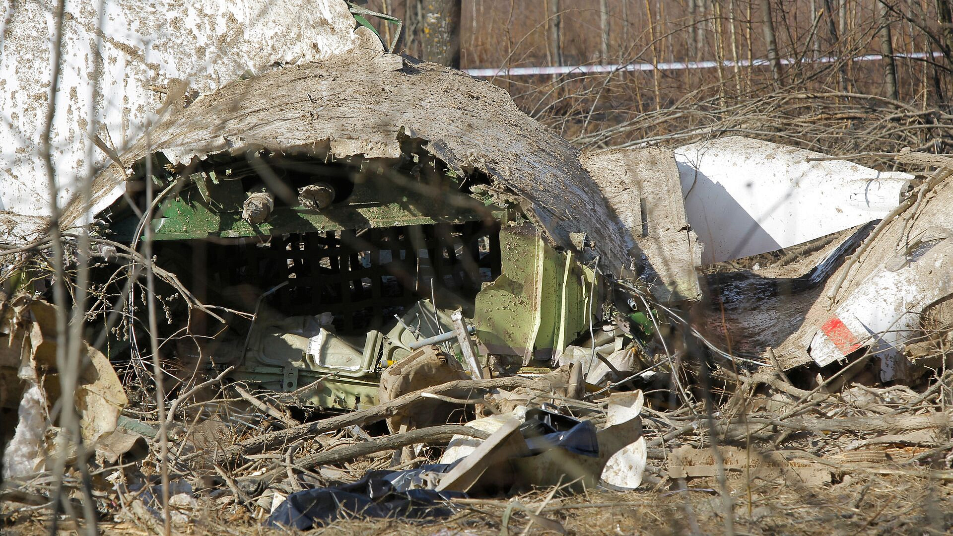 Обломки Ту-154 президента Польши останутся в России до конца расследования Обломки Ту-154 президента Польши останутся в России до конца расследования