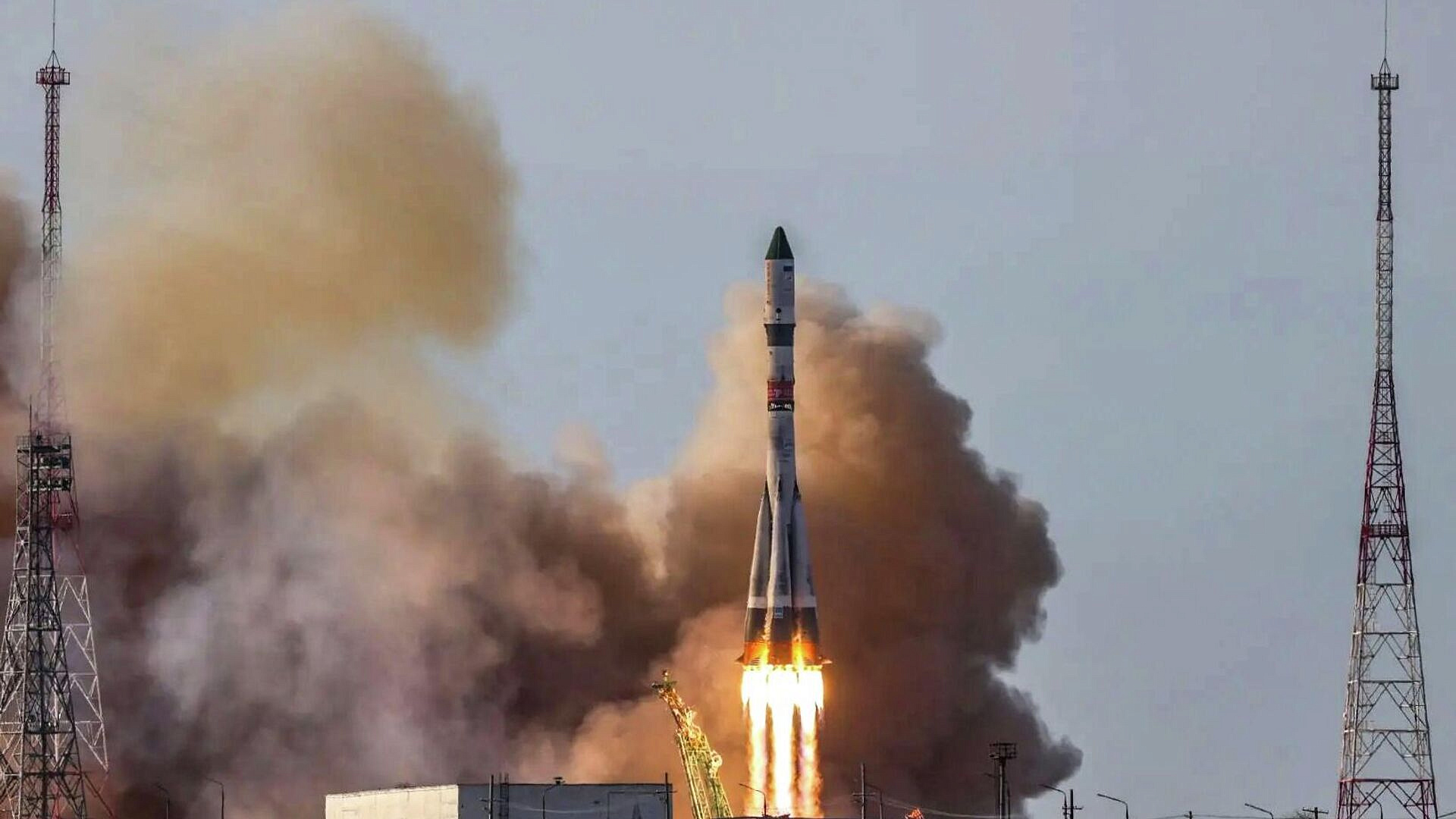 Космонавты пристыкуют грузовик "Прогресс МС-33" к МКС, сообщил Роскосмос