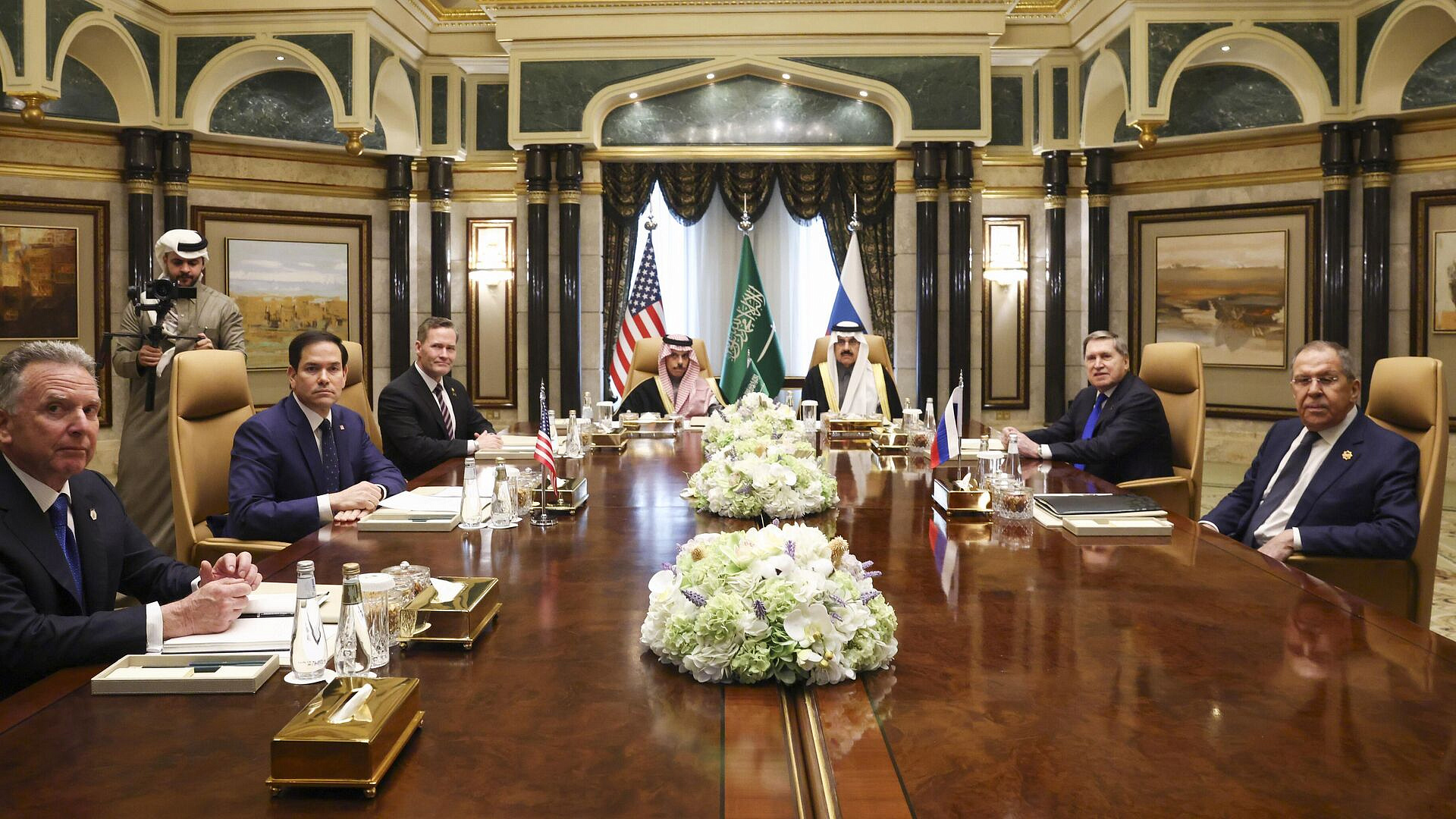 Советник президента ОАЭ оценил переговоры по украинскому кризису в Эр-Рияде