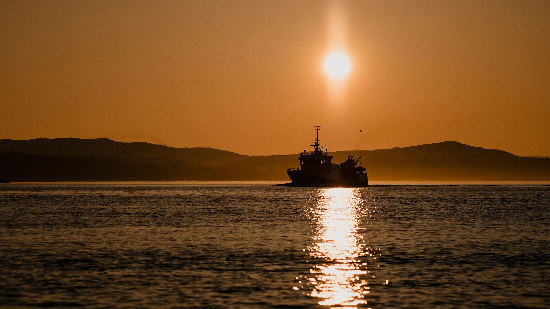 UKMTO сообщило о попадании снаряда в судно у берегов ОАЭ