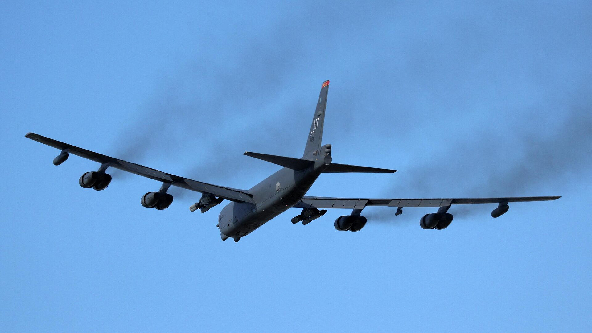 Американский военный самолет вылетел во вторник днем с британской базы ВВС