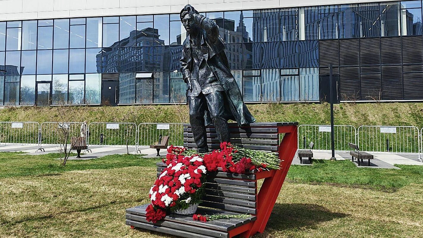 В Москве установили монумент Юрию Никулину установили у стадиона "Динамо"