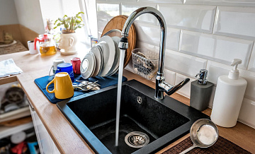 Ученые назвали смертельно опасную привычку, связанную с мытьем посуды