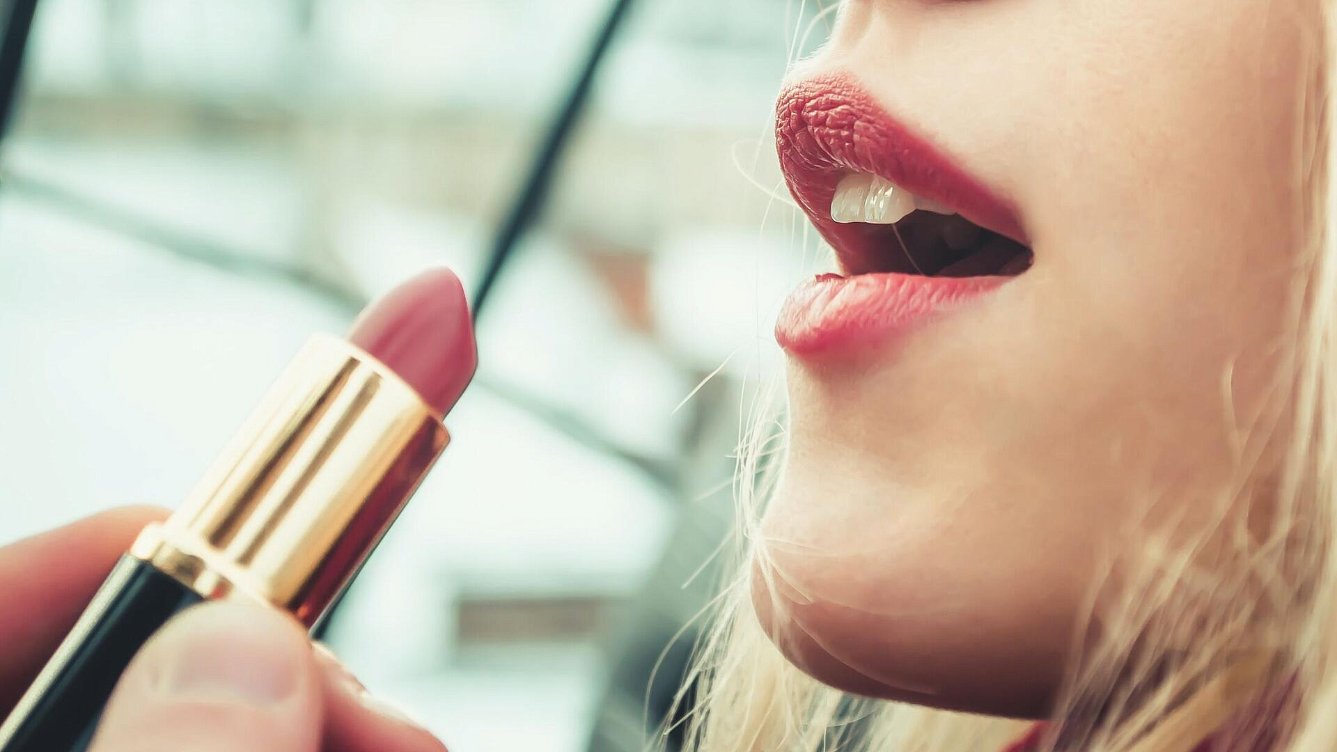 Стала известна средняя стоимость помады в России