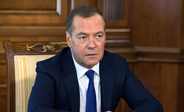 Медведев отказался комментировать "голую" вечеринку