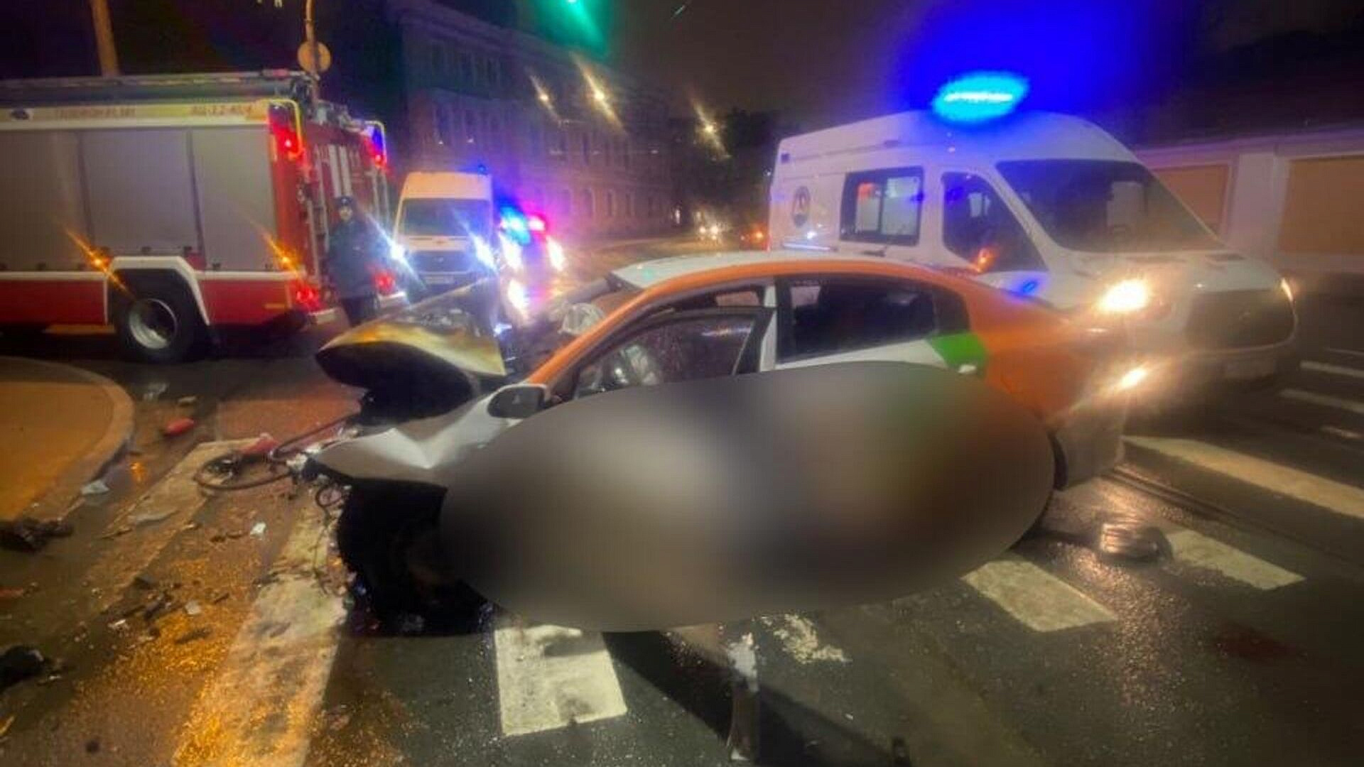 В Петербурге легковушка врезалась в стену дома