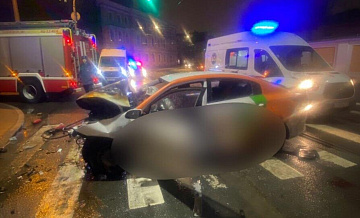 В Петербурге легковушка врезалась в стену дома