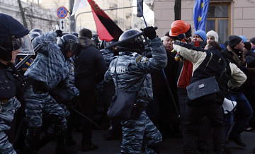 В Киеве протестующие прорвались к центру города к памятнику Шевченко