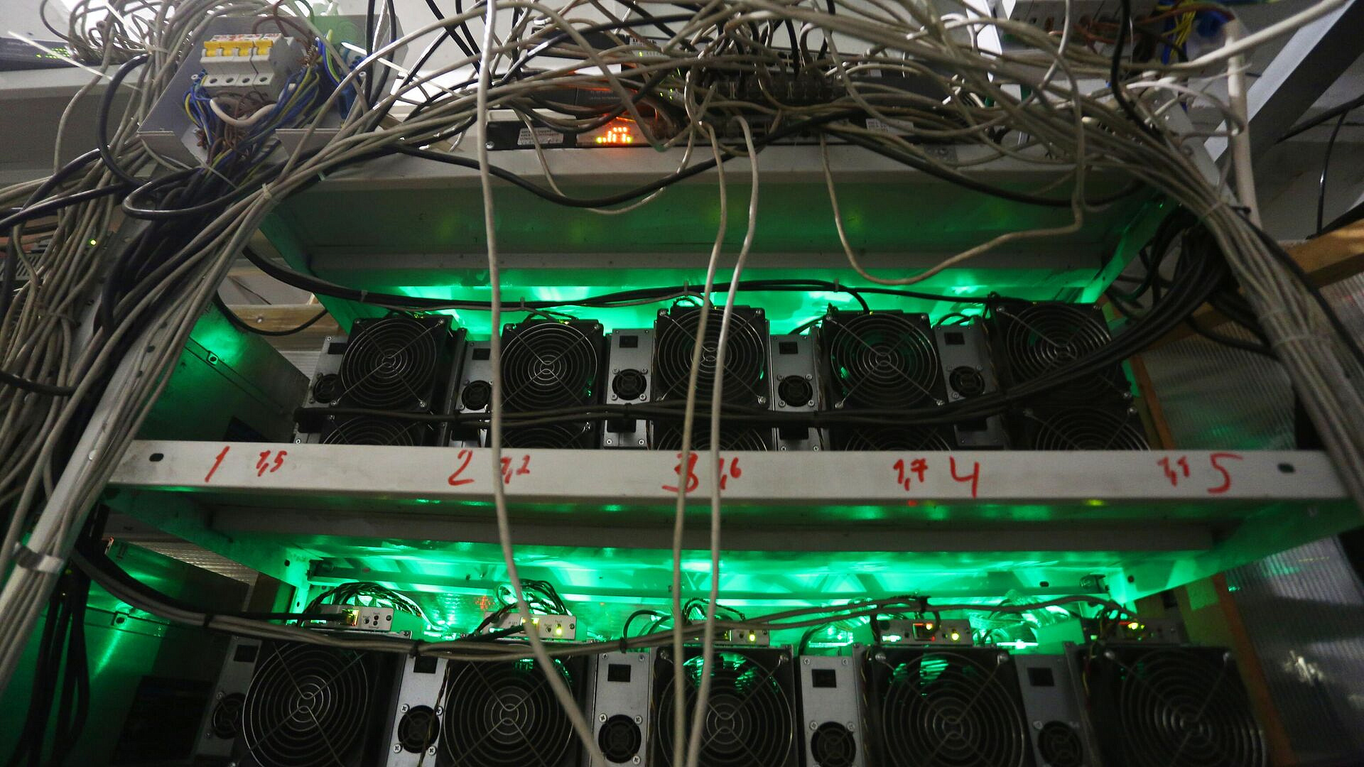 В СНТ под Иркутском незаконно подключили более 200 майнинговых машин