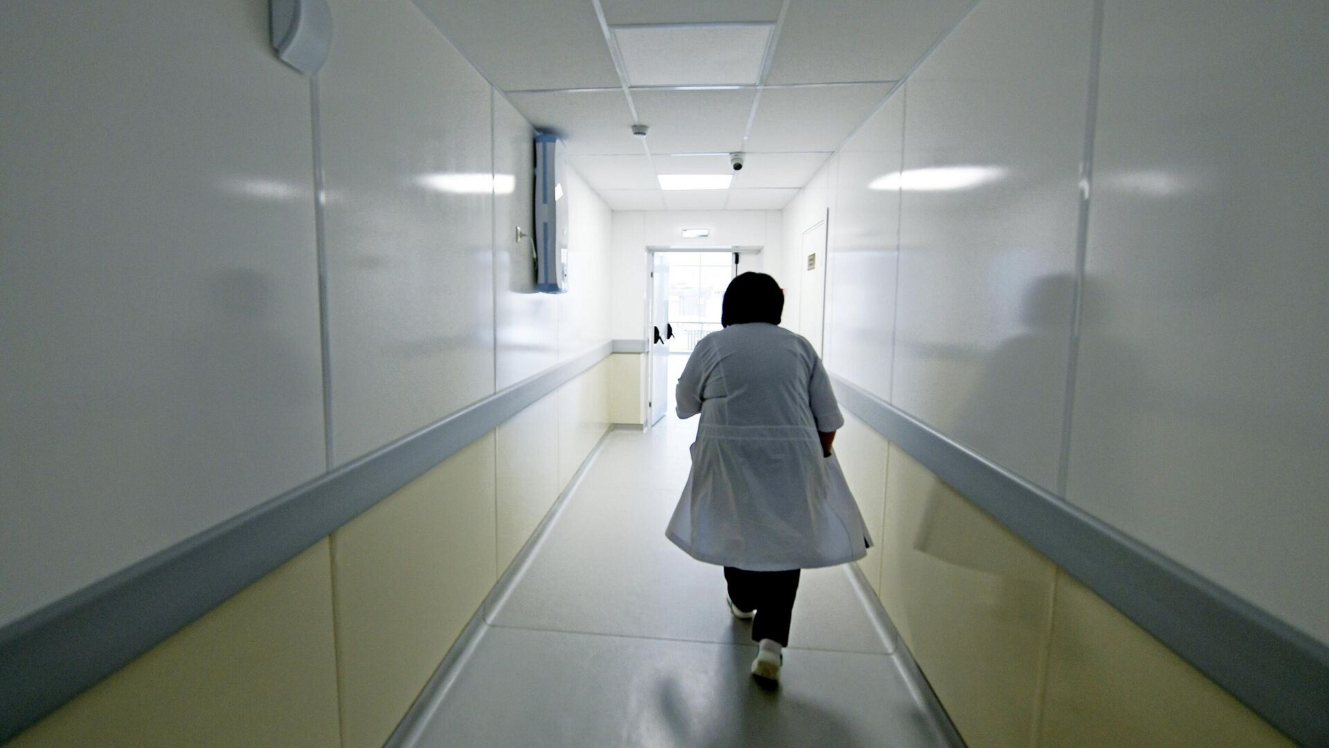 Семь раненых при обстреле смоленского завода остаются в больницах