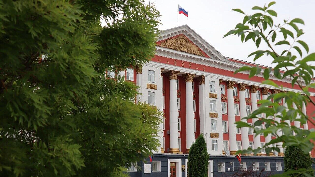 В Курской области школьные линейки проведут в закрытых помещениях