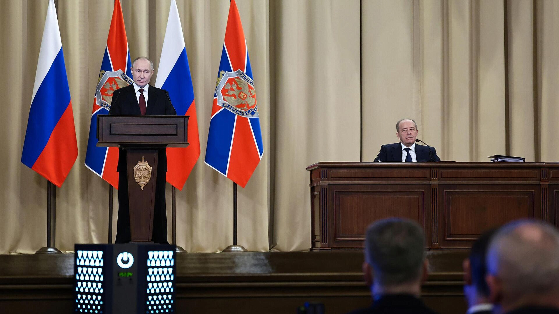 Достижения российских ученых не должны ложиться "под гриф", заявил Путин