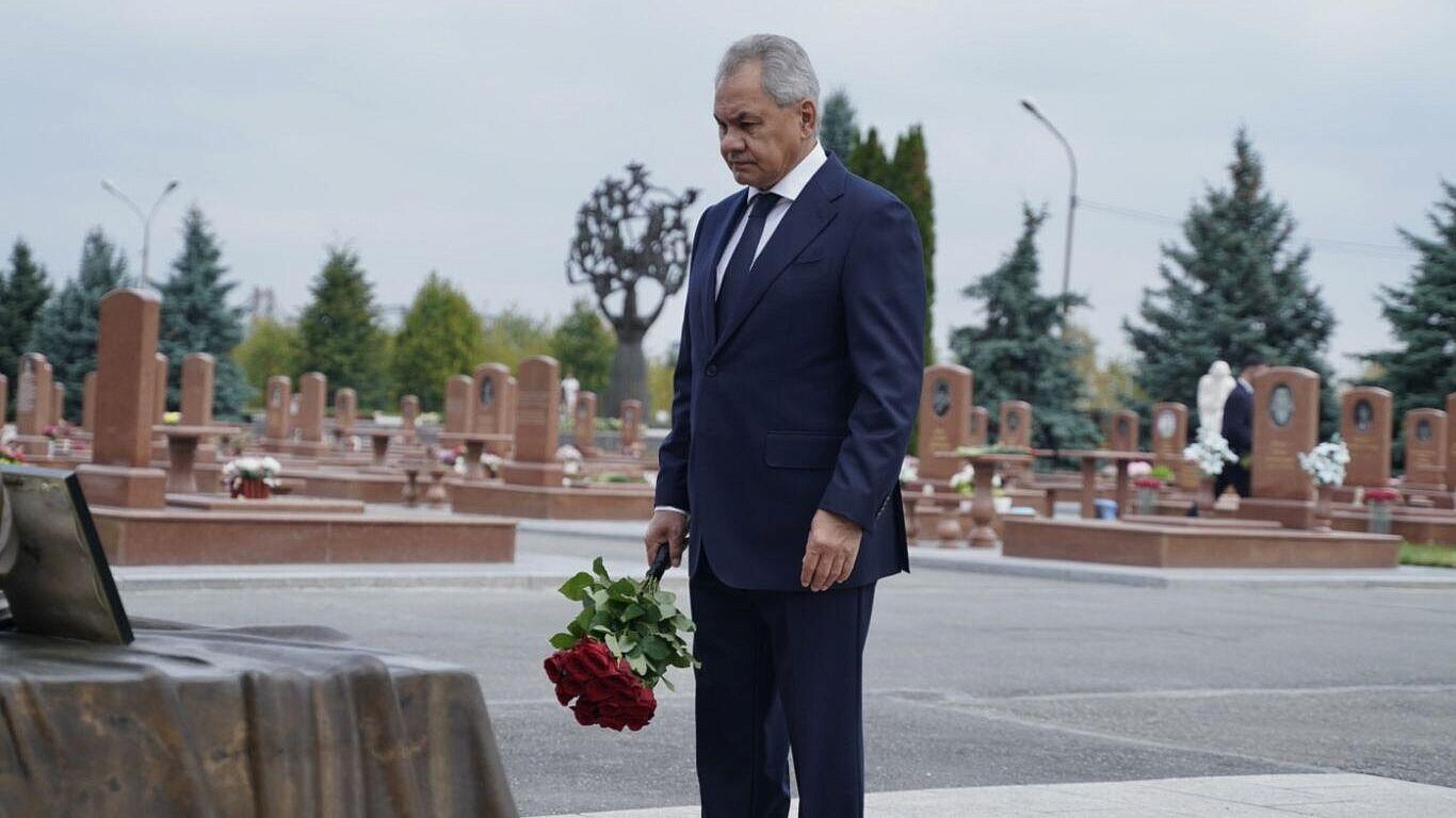 Шойгу возложил цветы к памятнику жертвам теракта в Беслане