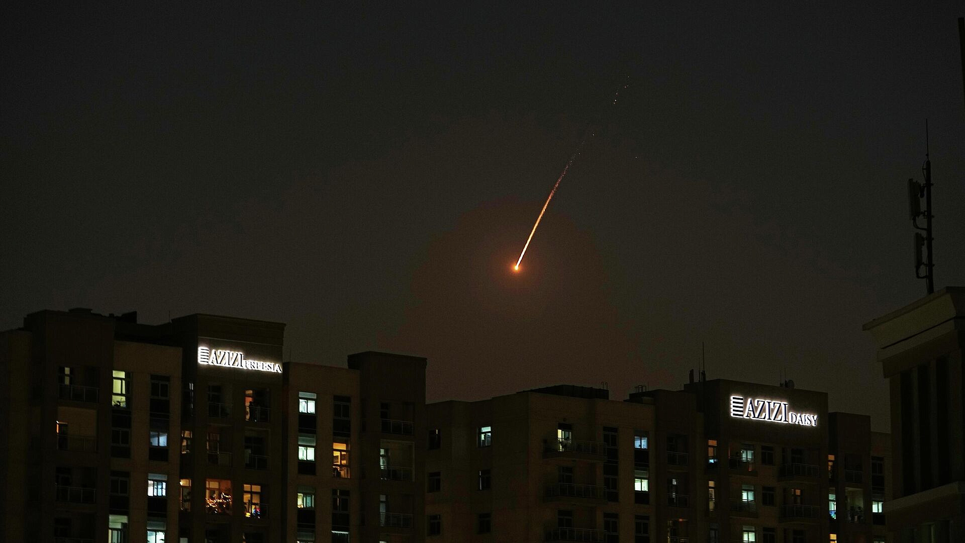 Российские туристы ищут бомбоубежище в Дубае на фоне взрывов